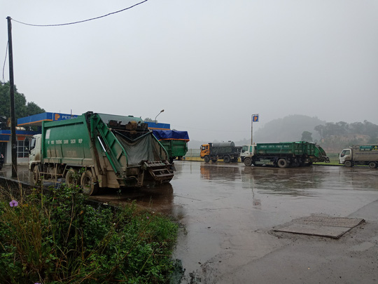 Hà[-]Nội:[-]Người[-]dân[-]không[-]còn[-]chặn[-]xe[-]vào[-]bãi[-]rác[-]Nam[-]Sơn